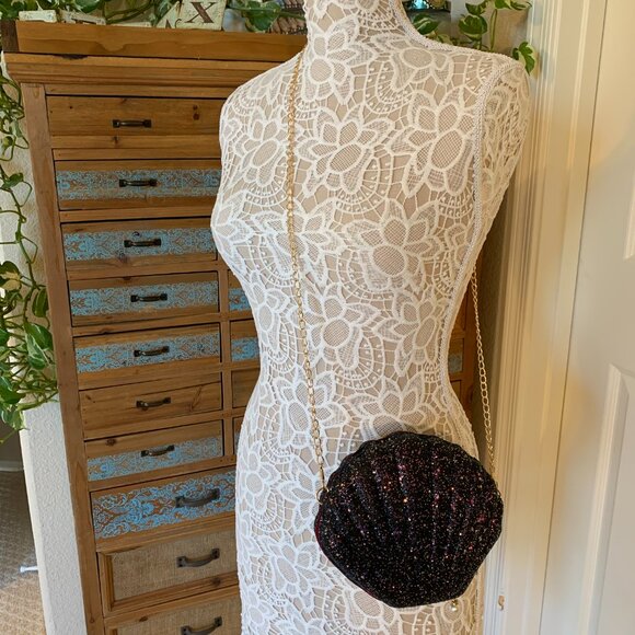 Glam Clam / Sparkle Seashell Crossbody Handbag /Black w/ Multi Color- NWT - Picture 3 of 9